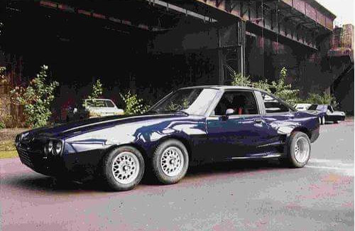 Dunkelblauer Sechsrad-Sportwagen aus „Manta – Der Film“