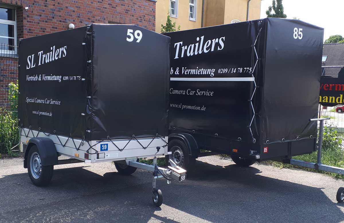 Zwei schwarze Planenanhänger für Transport und Vermietung